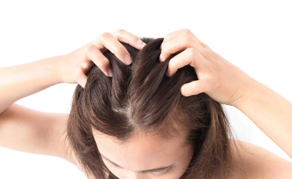 Dùng lực ngón tay để massage đầu