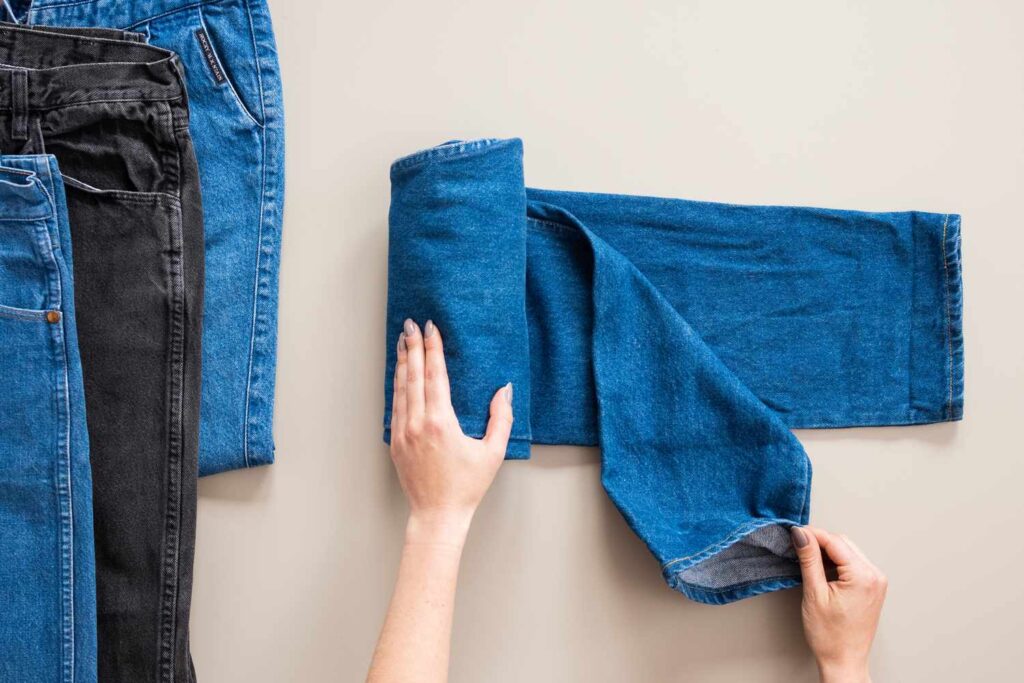 Cách gấp quần jeans