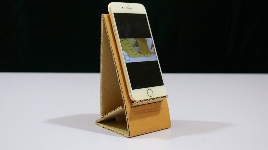 Giá đỡ điện thoại bằng bìa carton