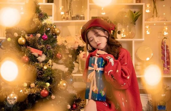 Chụp chung với gói quà và nhắm mắt