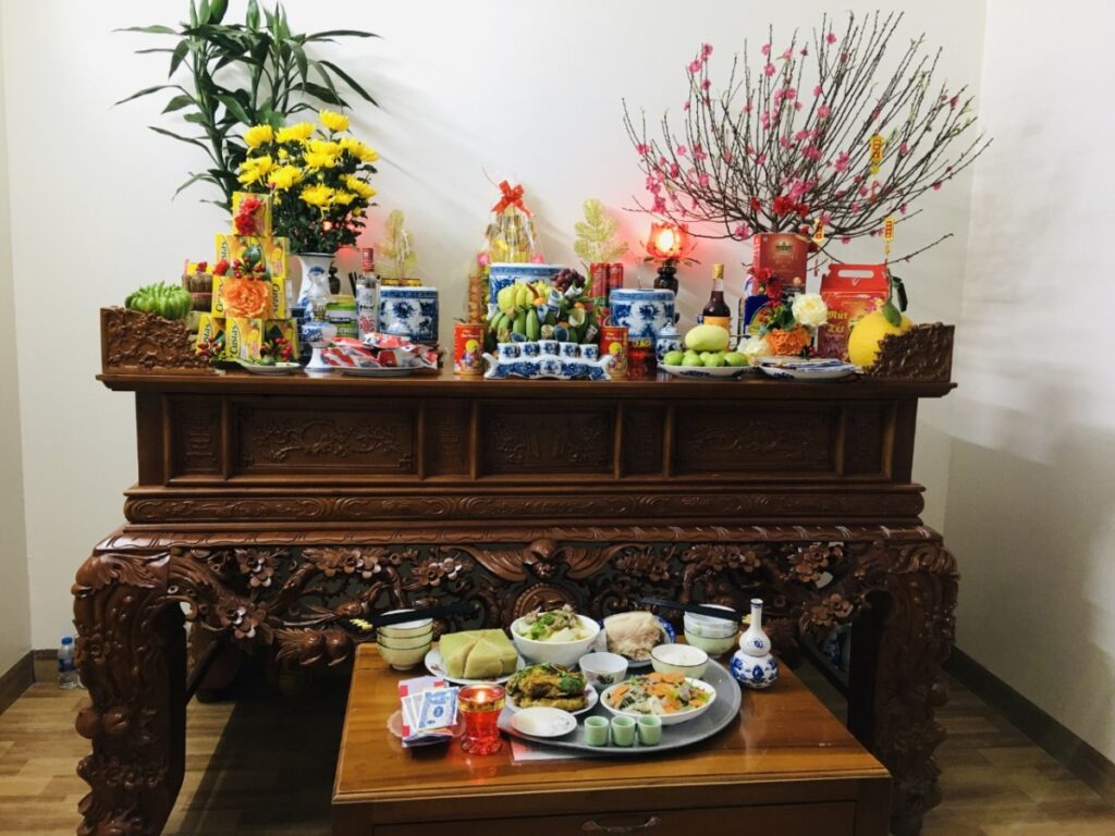 Hoa đào chưng bàn thờ ngày Tết