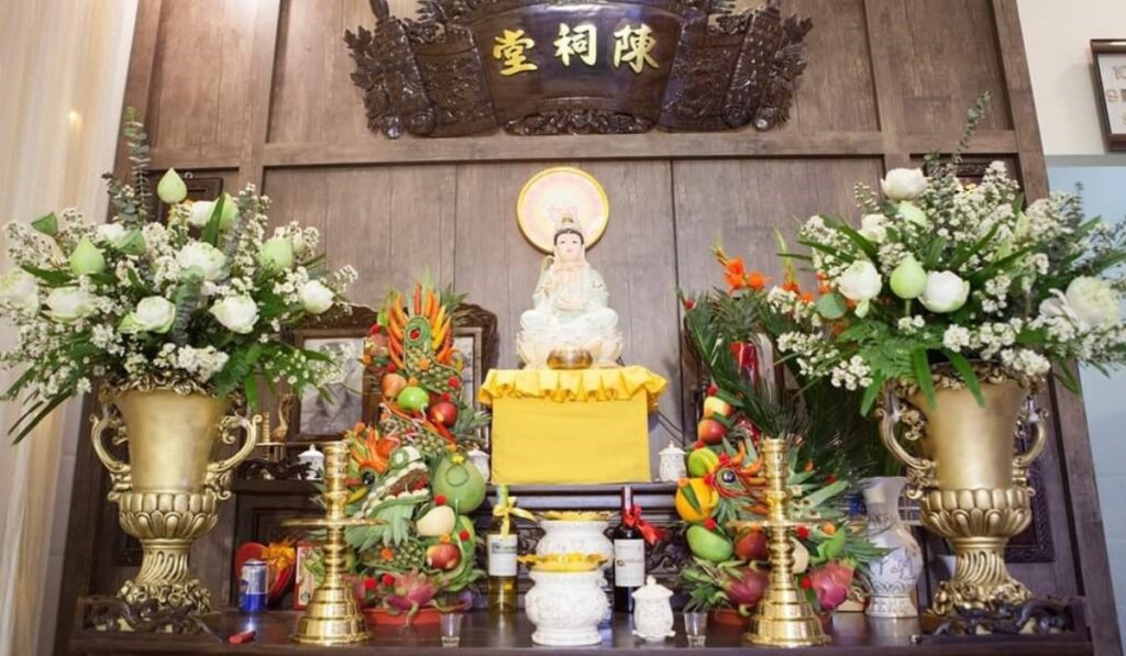 Hoa sen cắm trên bàn thờ