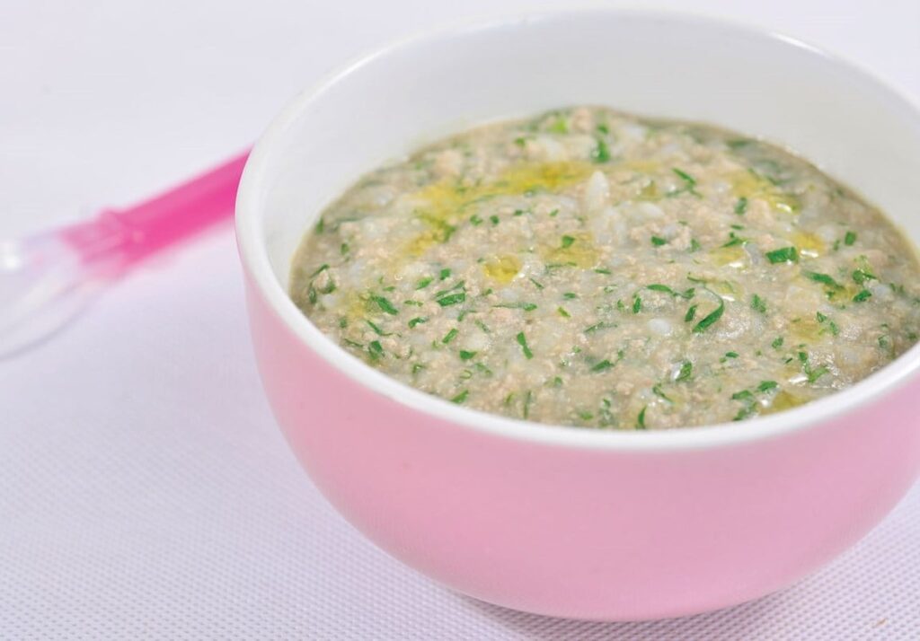 Cháo thịt bò gạo lứt thơm ngon cho bé ăn dặm