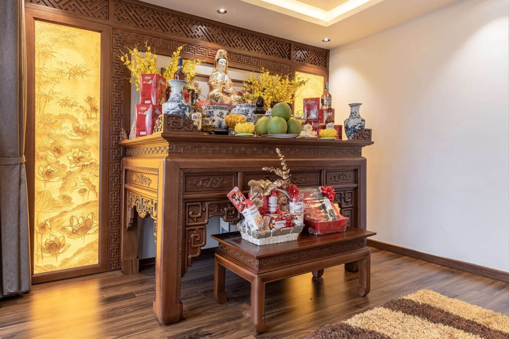 Lau chùi bàn thờ thường xuyên