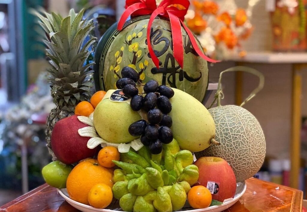 Mâm ngũ quả chưng bàn thờ là một trong những đồ không thể thiếu trong danh sách sắm sửa đón Tết