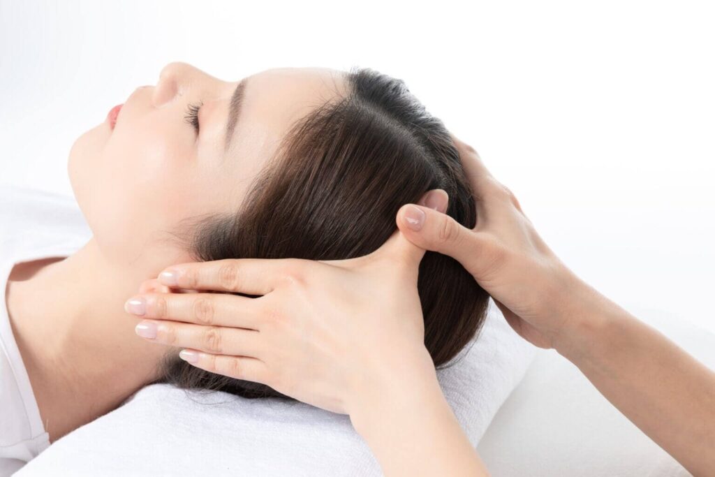 Massage đầu giúp đầu óc thư giãn