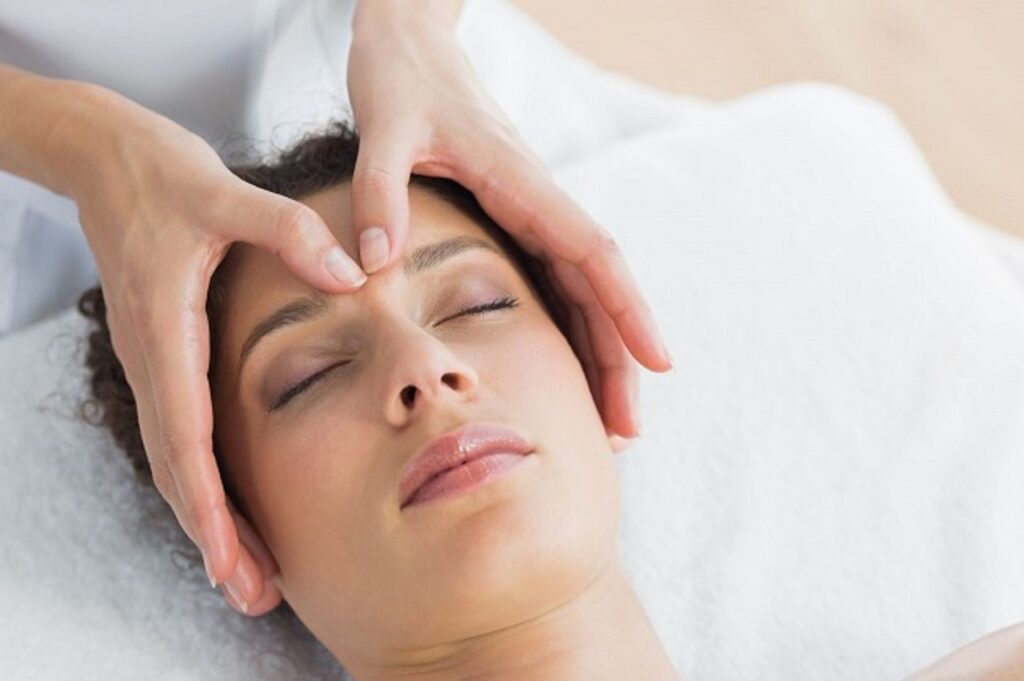 Massage huyệt thái dương và huyệt ấn đường