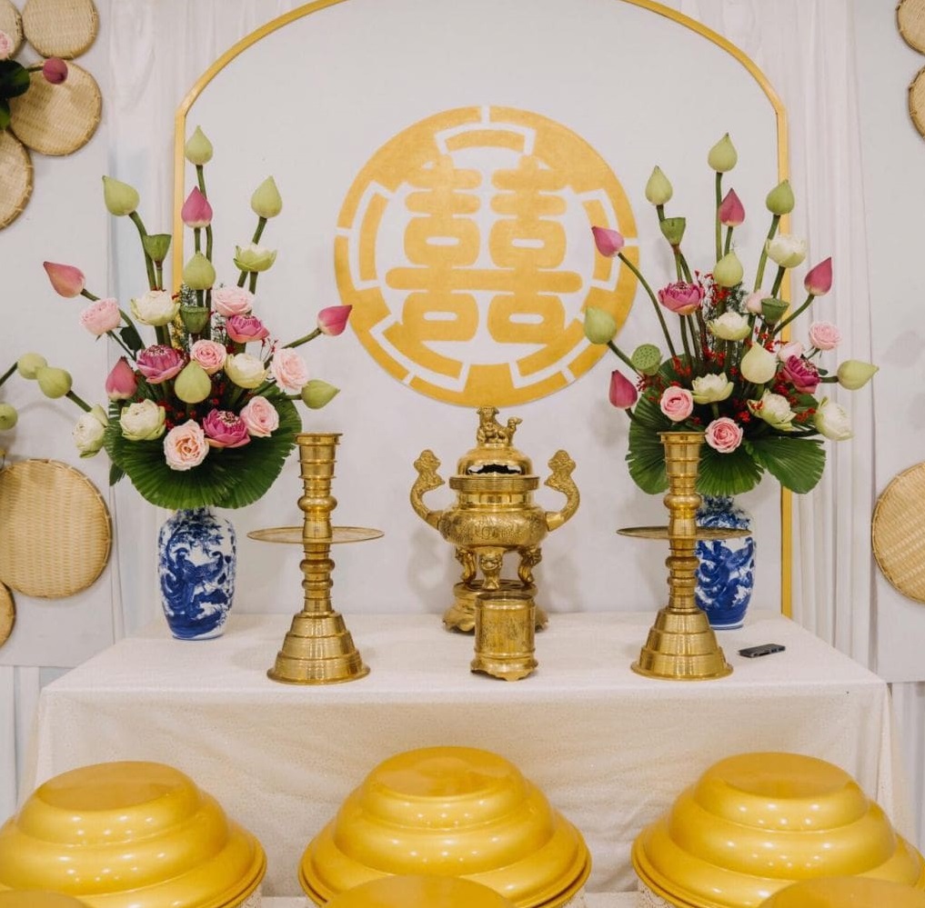 Mẫu cắm hoa bàn thờ truyền thống