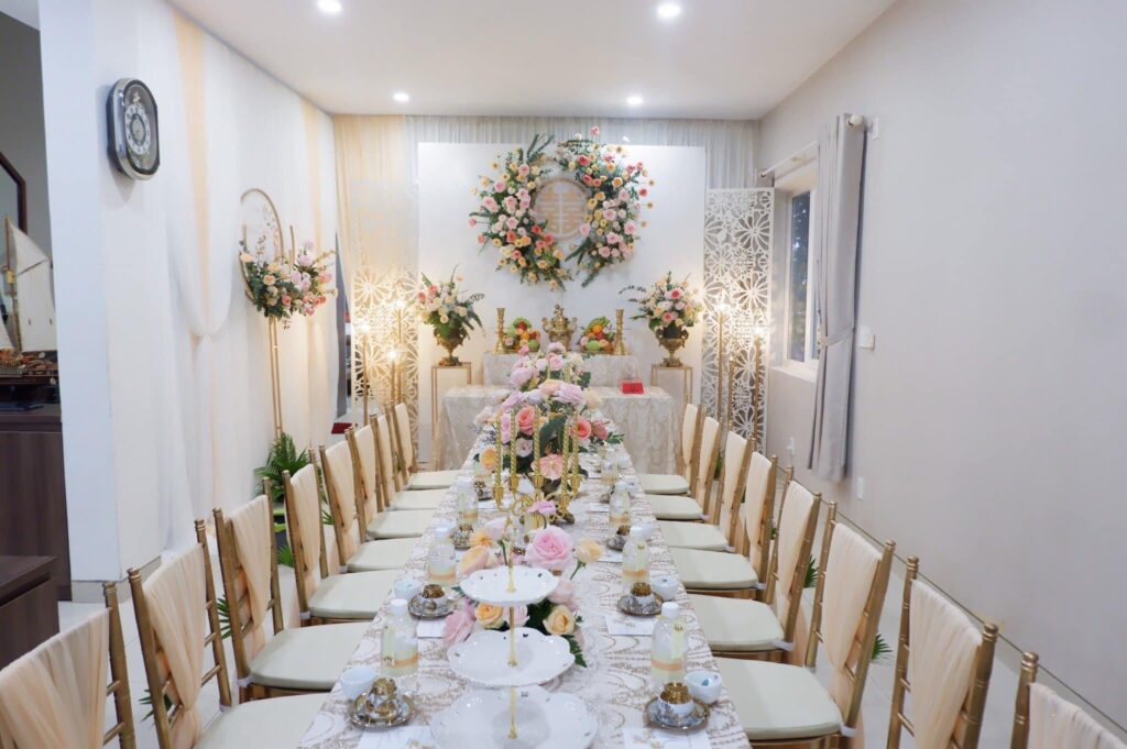 Mẫu cắm hoa bàn thờ ngày cưới hiện đại