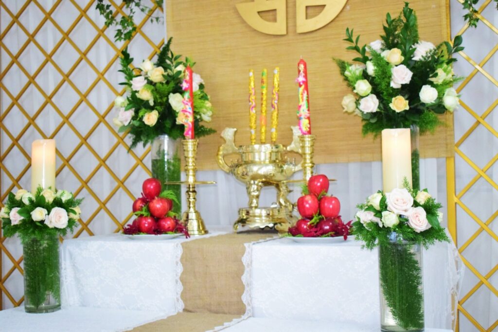 Mẫu cắm hoa bàn thờ ngày cưới