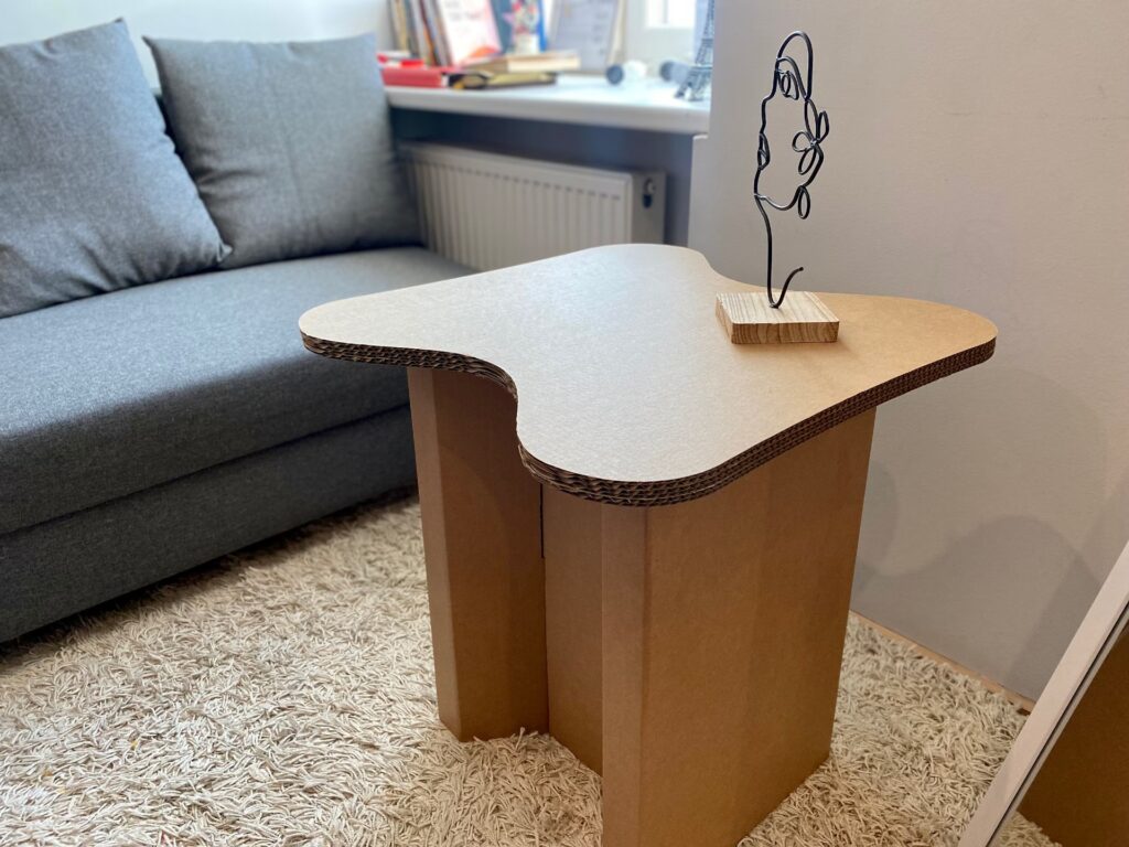 Làm bàn từ bìa carton