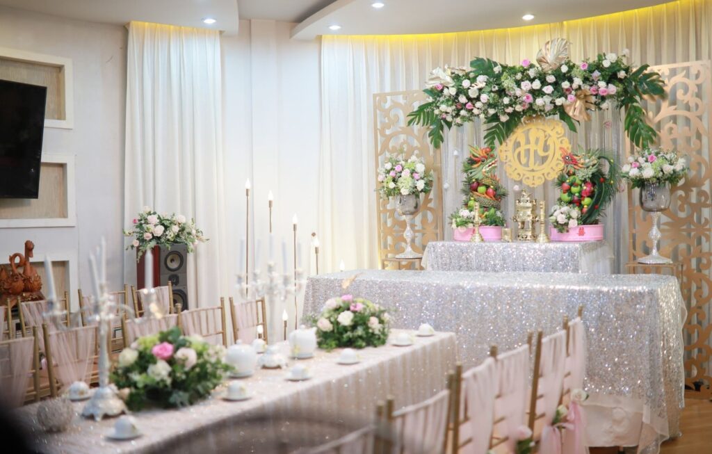 Lưu ý khi cắm hoa bàn thờ ngày cưới
