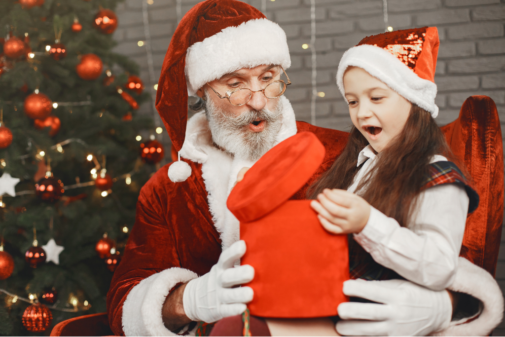 Ông già Noel phát quà cho trẻ em