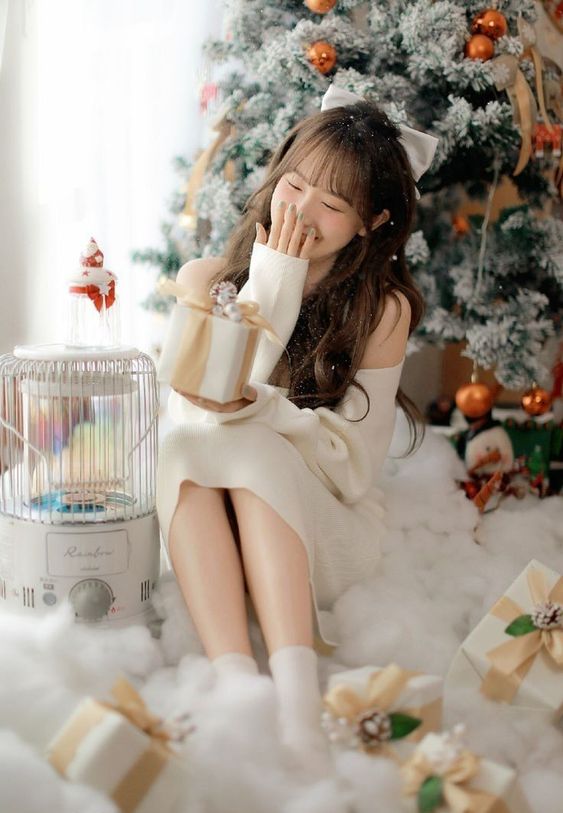 Pose dáng một tay cầm quà. một tay che miệng