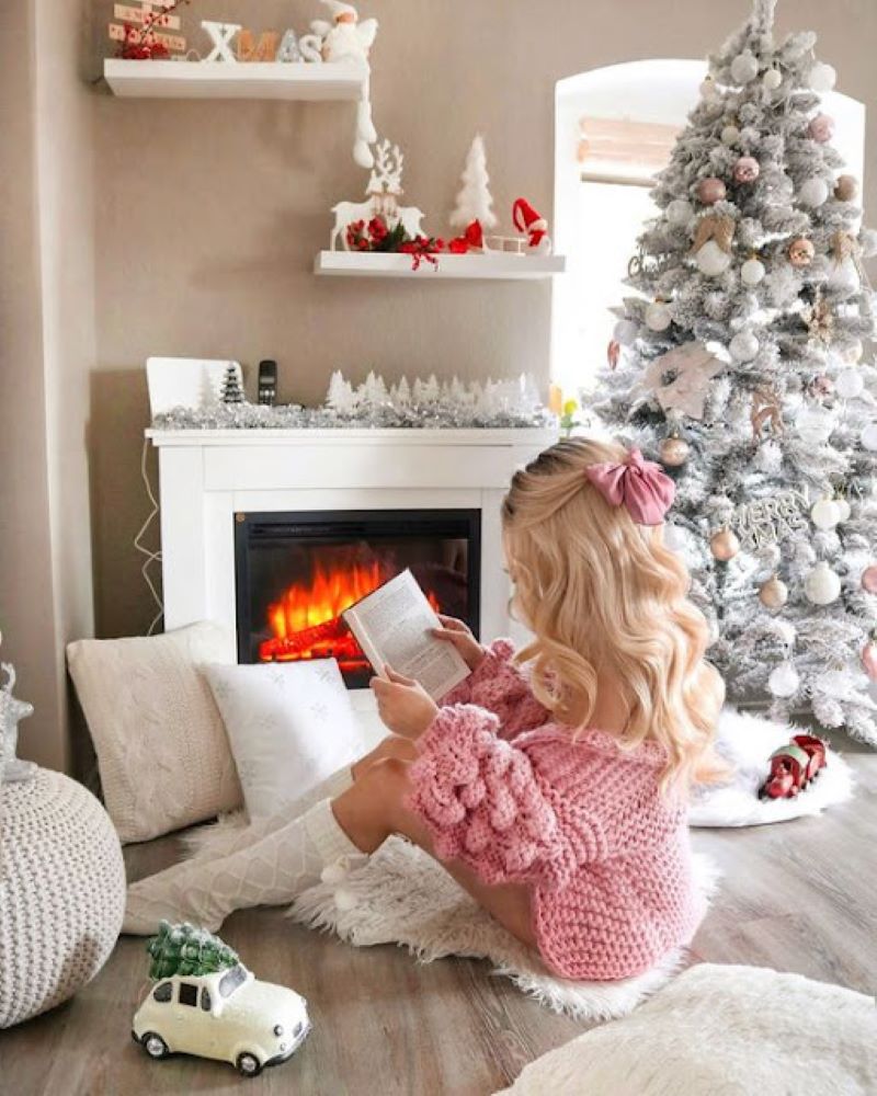 Chụp ảnh bên cạnh cây thông Noel và lò sưởi