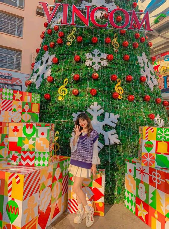 Pose sáng bên cây thông ngoài trời