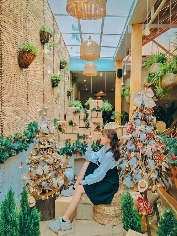 Tạo dáng bên cây thông góc nghiêng