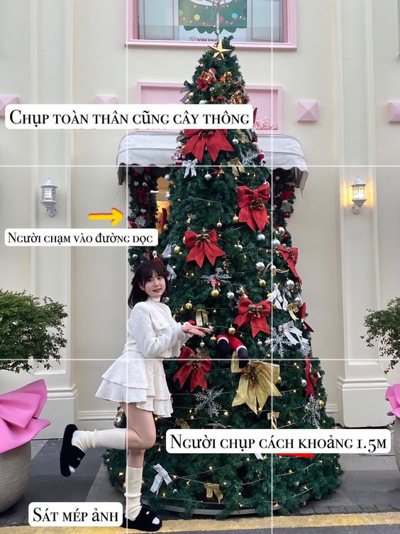 Tạo dáng đứng dễ thương bên cây thông noel