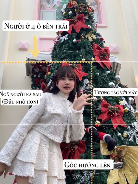 Tạo dáng đứng nghiêng bên cây thông
