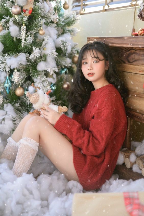 Chụp gốc nghiêng bên cây thông