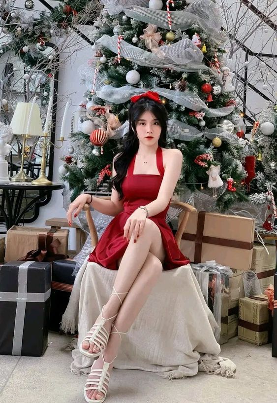 Tạo dáng bên cây thông xinh lung linh