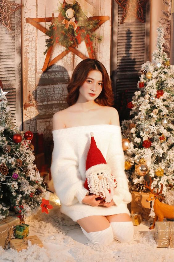 Tạo dáng sexy bên cây thông