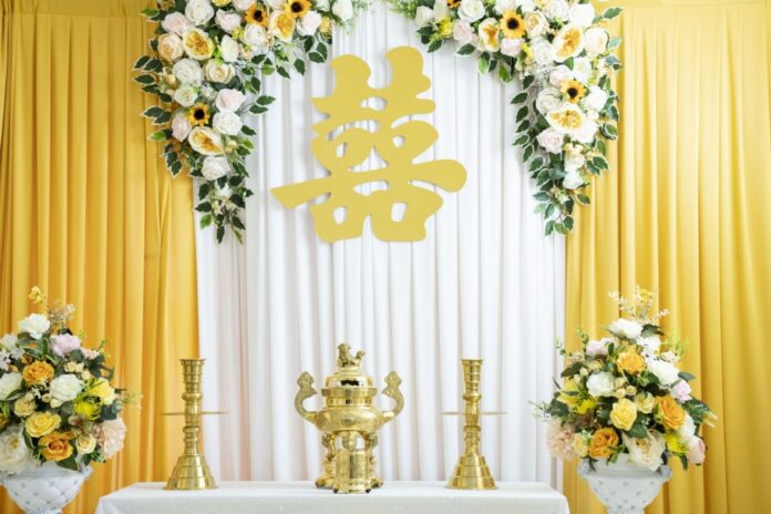 Cắm hoa bàn thờ ngày cưới