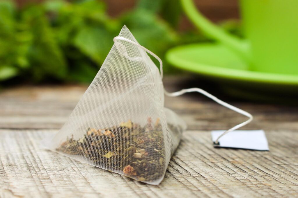Có thể dùng trà túi lọc, lá trà để khử mùi hôi tủ lạnh 