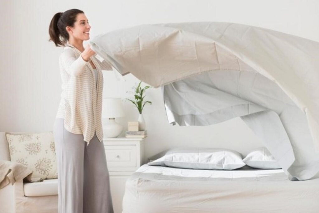 Sau khi vệ sinh nệm giường, tiến hành bọc lại và sắp xếp như ban đầu