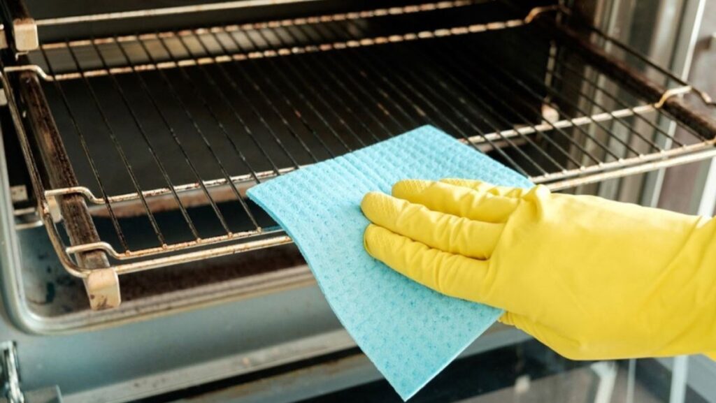 Làm sạch lò nướng với baking soda giúp loại trừ vết bẩn hiệu quả 