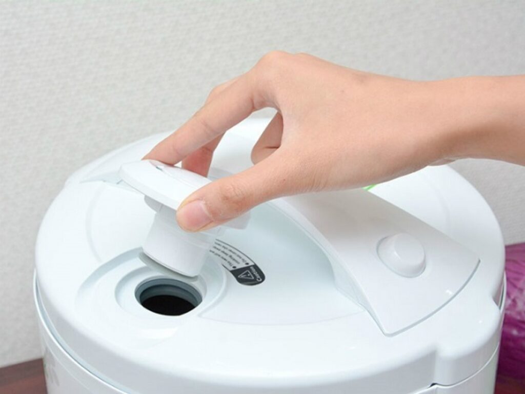 Cách vệ sinh nắp nồi cơm điện