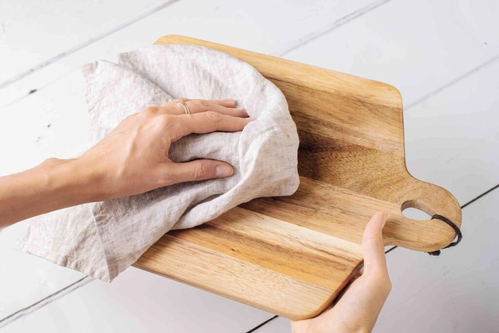 Vệ sinh thớt gỗ sạch sẽ giúp khử mùi thức ăn và các vết bẩn khi sơ chế thức ăn