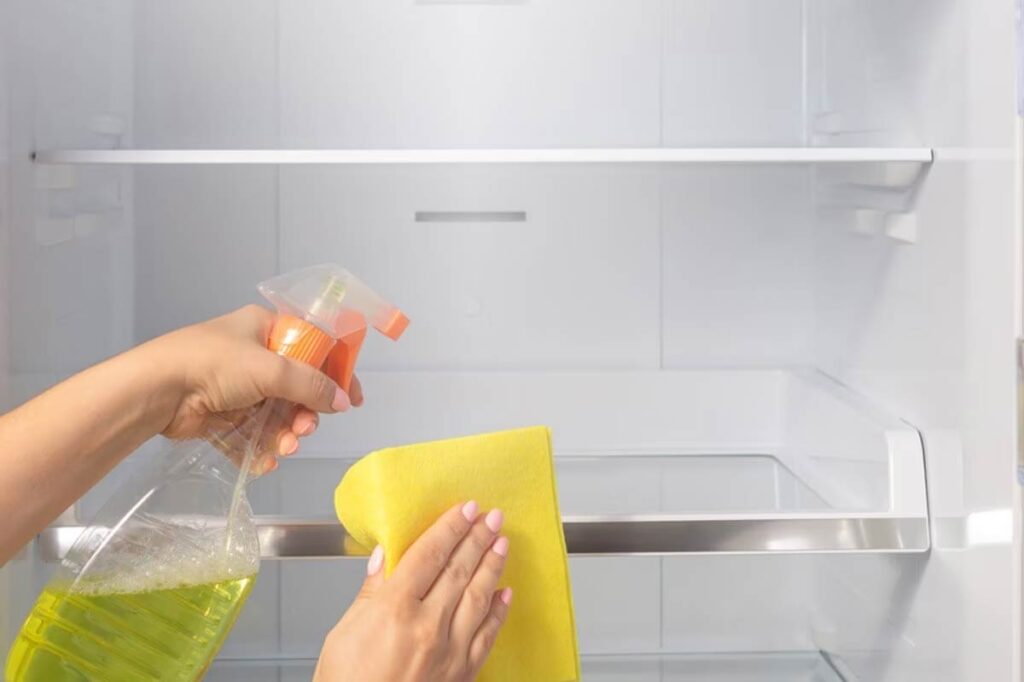 Vệ sinh thường xuyên để tủ lạnh thơm tho, sạch sẽ