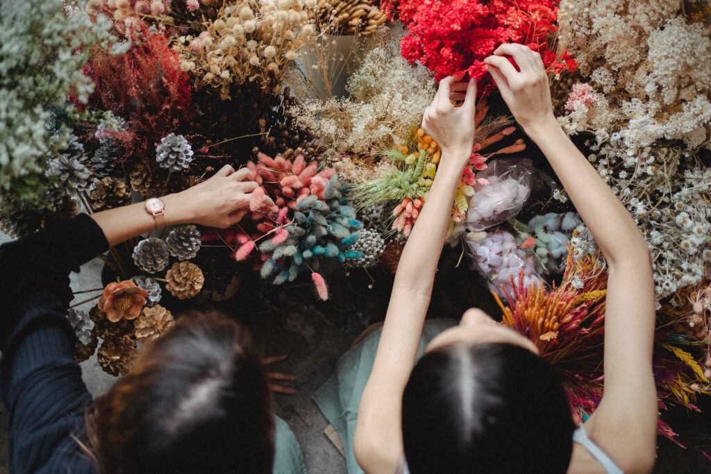 Xịt tóc có thể giữ hoa tươi lâu hơn