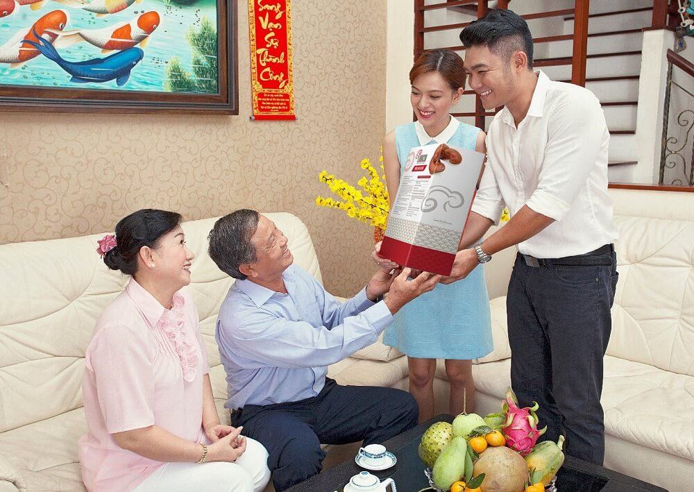 Tặng quà Tết cho bố mẹ người yêu thể hiện sự biết ơn, kính trọng đối với gia đình phụ huynh