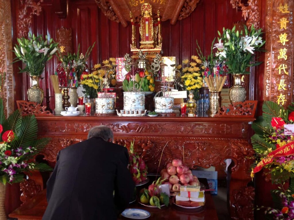 Ý nghĩa cắm hoa để bàn thờ đẹp