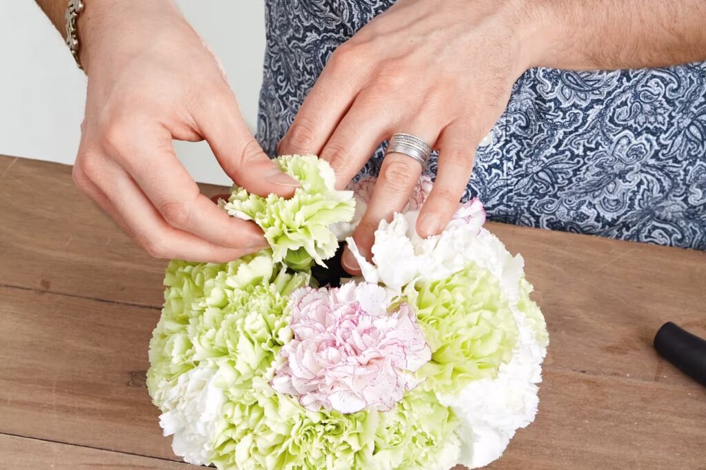 Cách cắm hoa cẩm chướng trong xốp đơn giản nhưng đẹp mắt