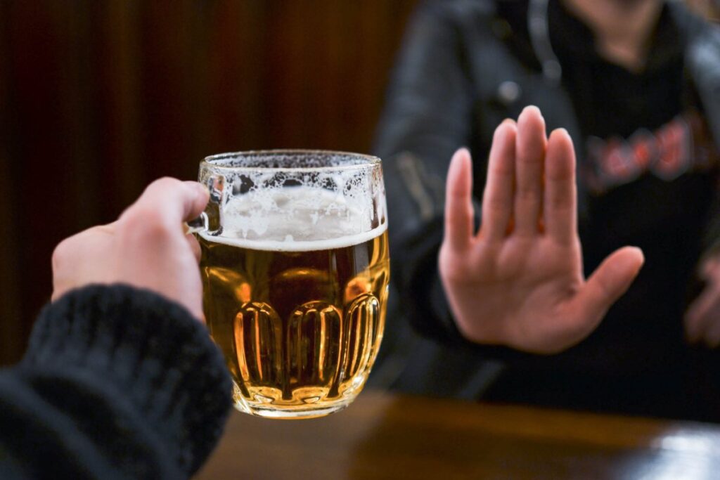 Hạn chế bia rượu giúp giảm cân hiệu quả