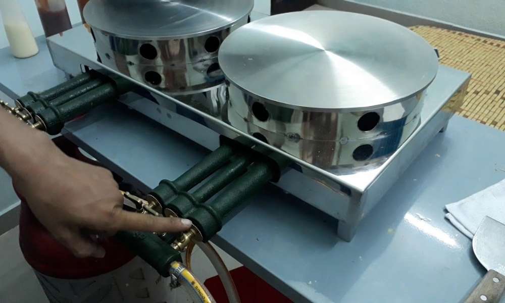 Máy làm bánh crepe dùng gas được hoàn thiện hoàn toàn từ inox 304 Máy làm bánh crepe dùng gas được hoàn thiện hoàn toàn từ inox 304