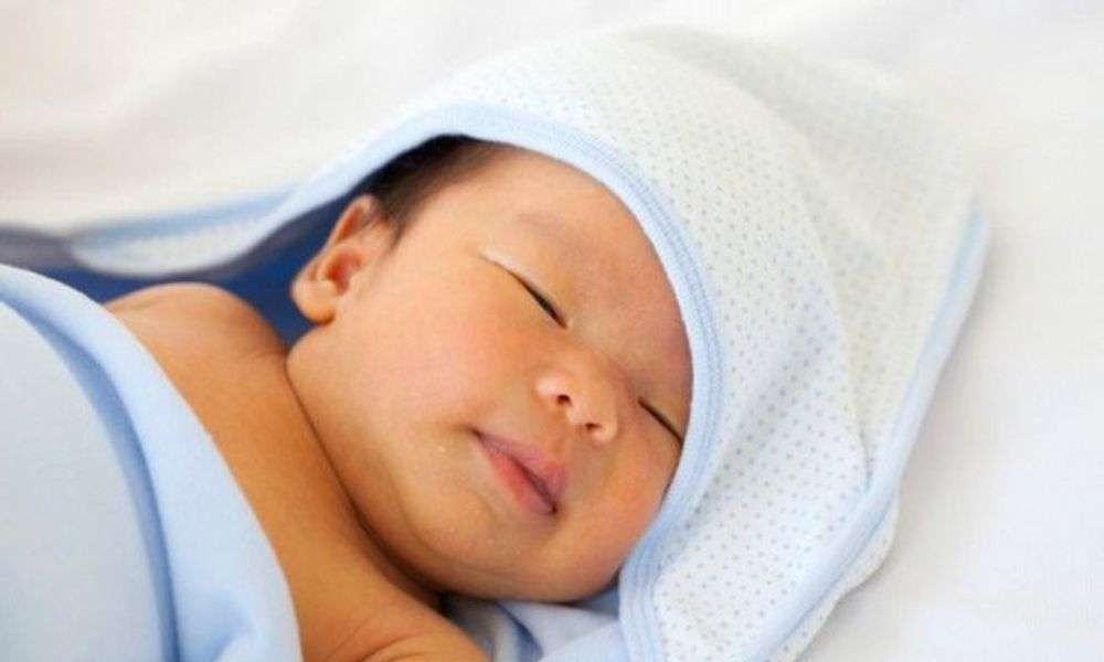 Nên cho bé bú sữa mẹ hoàn toàn để bổ sung dưỡng chất đầy đủ