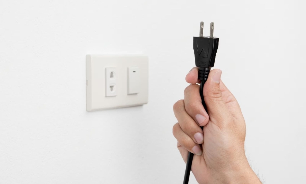Rút điện lò vi sóng trước khi sửa Rút điện lò vi sóng trước khi sửa