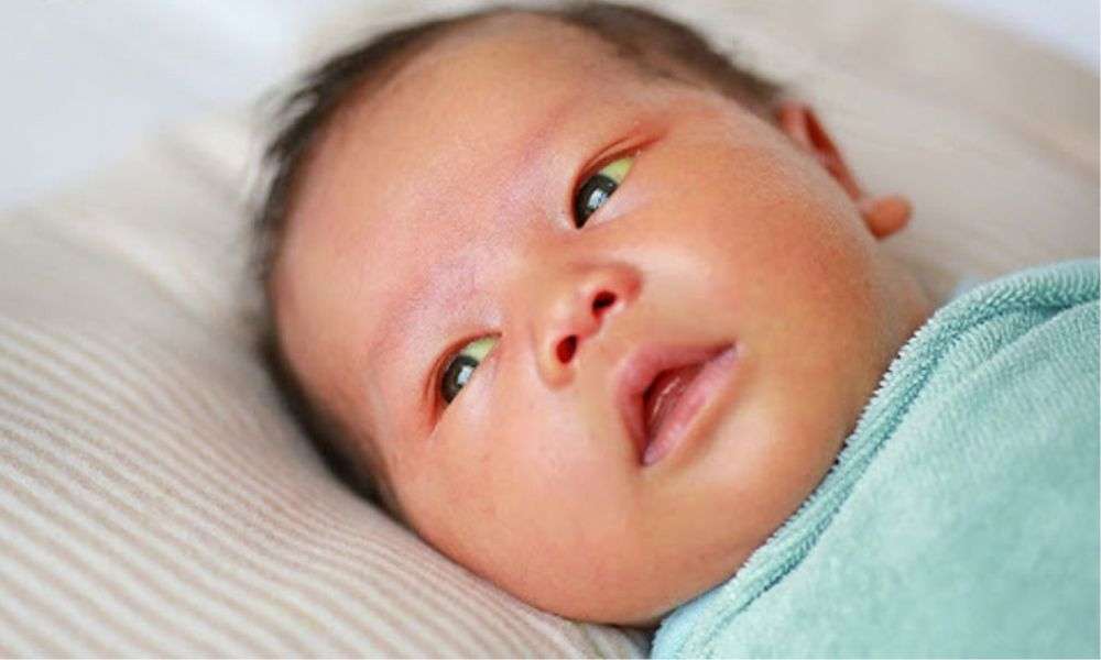 Cho bé nằm ở nơi thoáng mát và đủ ánh sáng mặt trời