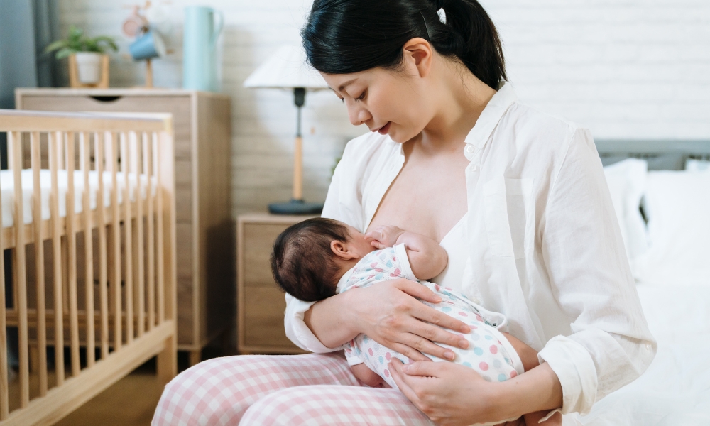 Mẹ cho con bú trước khi ra ngoài Mẹ cho con bú trước khi ra ngoài