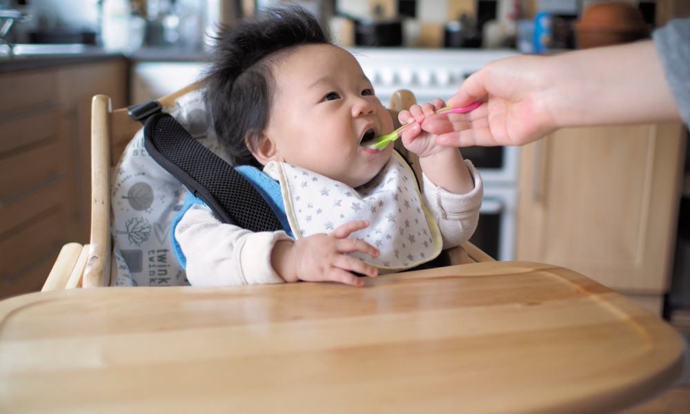 Bé ăn dặm bằng cháo dinh dưỡng Bé ăn dặm bằng cháo dinh dưỡng