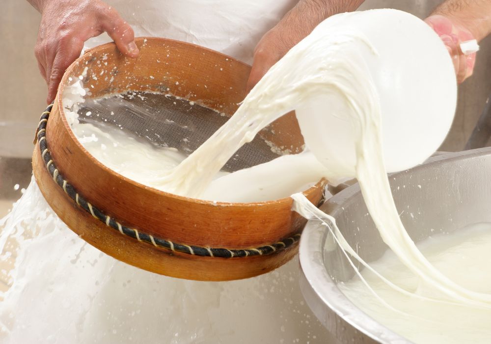 bước 3 để làm phô mai từ sữa tươi