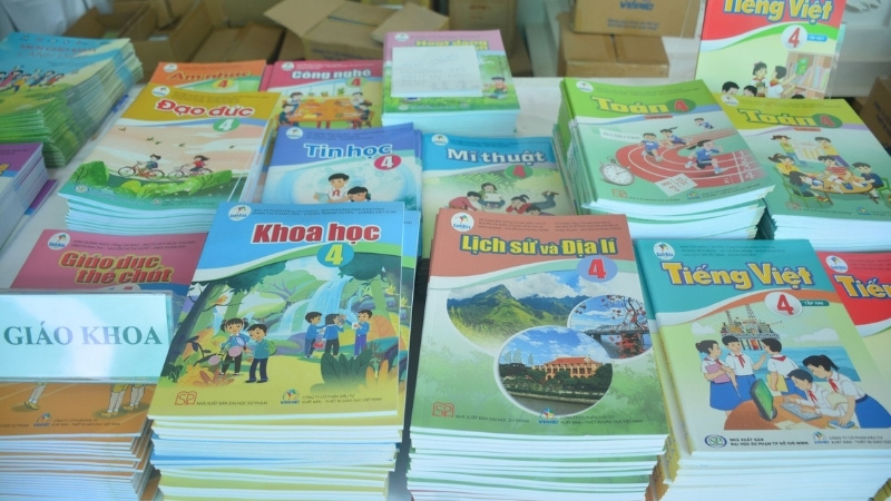 Hãy xác nhận với giáo viên chủ nhiệm hoặc nhà trường về bộ sách được lựa chọn giảng dạy