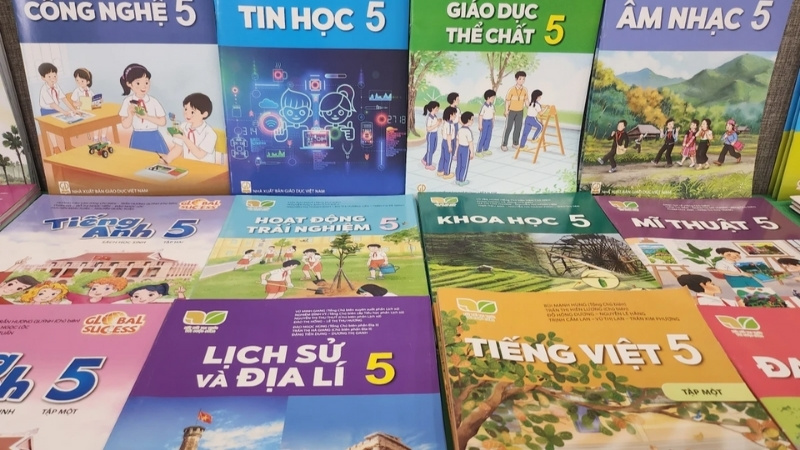 Liên hệ với giáo viên chủ nhiệm hoặc nhà trường để biết chính xác trường sẽ dạy theo bộ sách nào