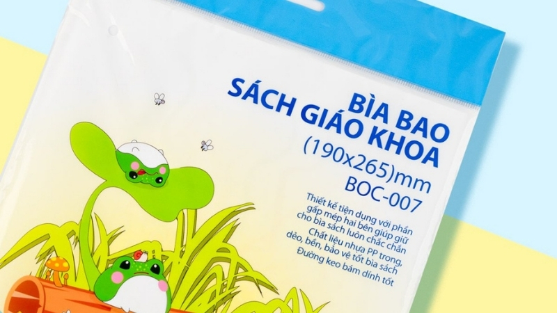 Phụ huynh có thể mua kèm các sản phẩm bọc sách nilon tiện lợi, decal dán nhãn vở,... cho bé