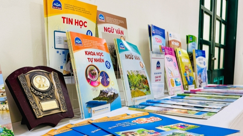 Sách giáo khoa bắt buộc là các môn học chính trong chương trình của Bộ Giáo dục và Đào tạo