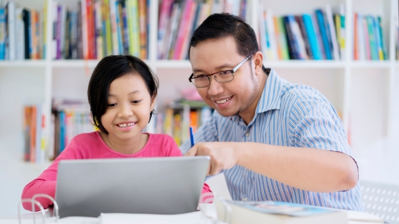 Tham khảo thông tin từ nhóm lớp của bé để biết bộ sách trường sẽ dạy